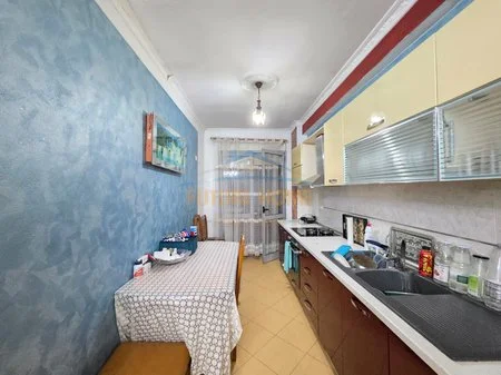 Tirane, jepet me qera apartament 2+1+Ballkon Kati 8, 400 € (rruga besim alla)