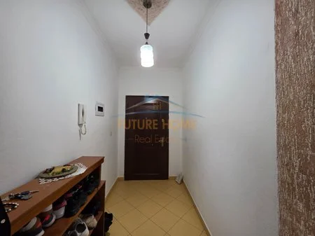Tirane, jepet me qera apartament 2+1+Ballkon Kati 8, 400 € (rruga besim alla)