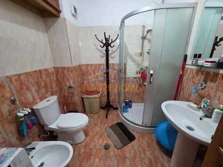 Tirane, jepet me qera apartament 2+1+Ballkon Kati 8, 400 € (rruga besim alla)
