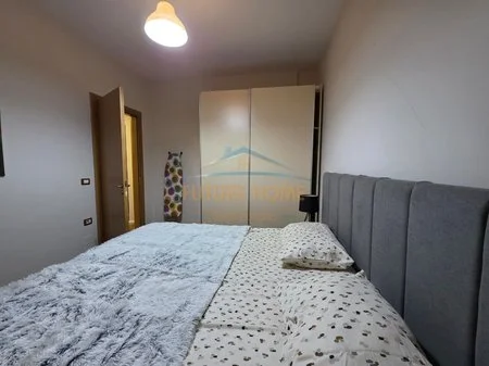 Tirane, jepet me qera apartament 1+1+Ballkon Kati 8, 56 m² 700 € (Pazari i Ri)
