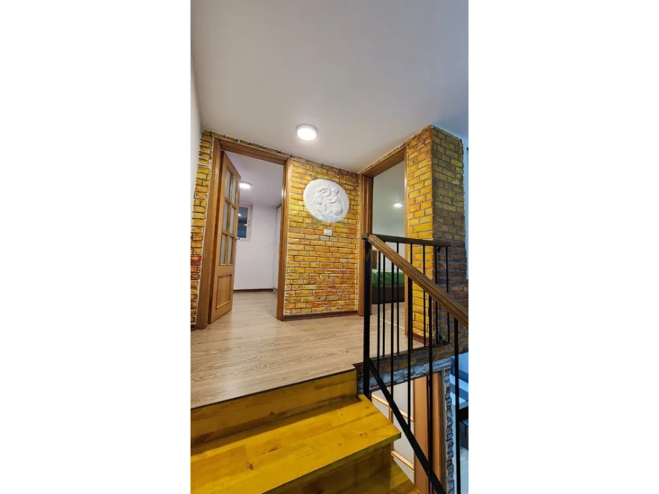 Tirane, jepet me qera apartament duplex 2+1 Kati 1, 69 m² 500 € (Fresk)