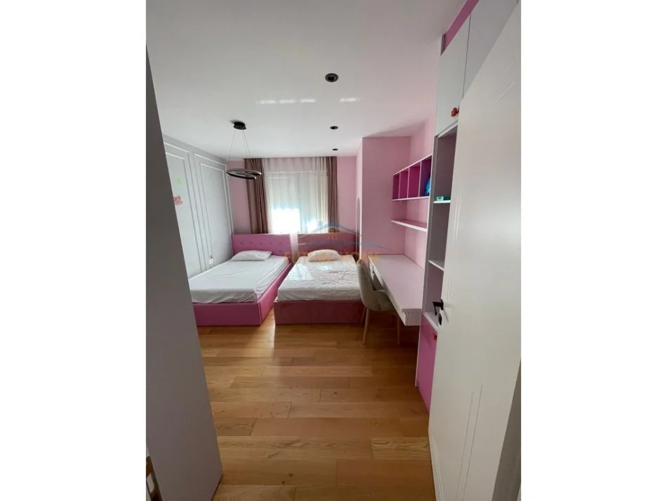 Tirane, jepet me qera apartament 3+1+Aneks+Ballkon Kati 9, 174 m² 1.000 € (Unaza e Re)