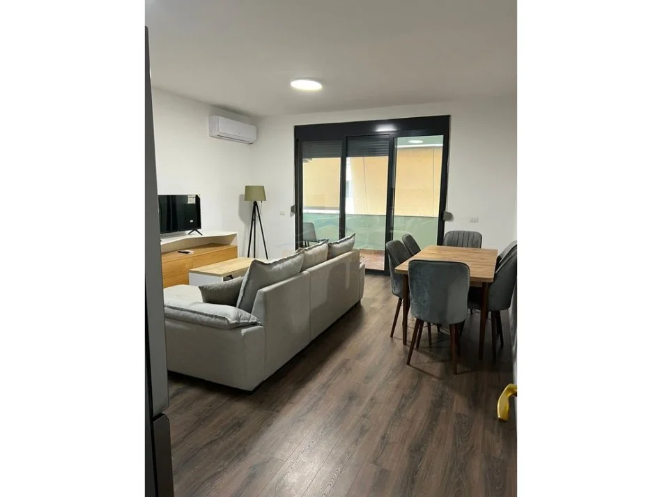 Tirane, jepet me qera apartament 3+1+Ballkon Kati 4, 126 m² 1000 € (Komuna e Parisit)