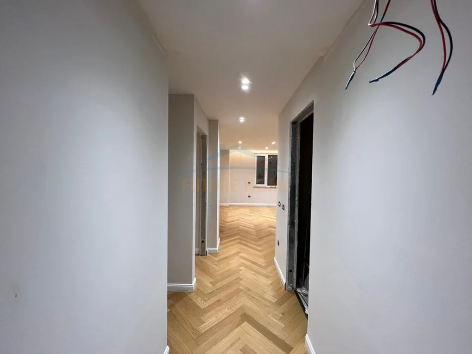 Tirane, jepet me qera zyre Kati 10, 143 m² 1.800 € (Bulevardi Gjergj Fishta)