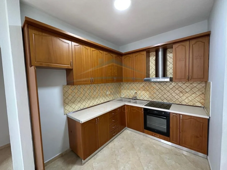 Tirane, jepet me qera apartament 2+1+Ballkon Kati 1, 97 m² 600 € (Rruga "Myslym Shyri")