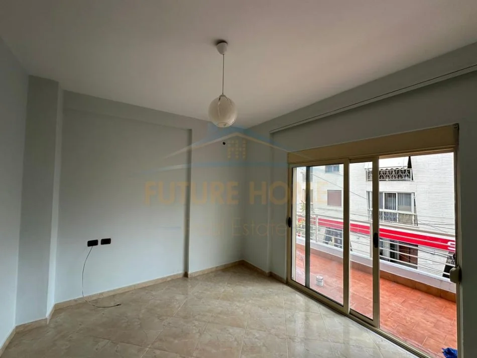 Tirane, jepet me qera apartament 2+1+Ballkon Kati 1, 97 m² 600 € (Rruga "Myslym Shyri")