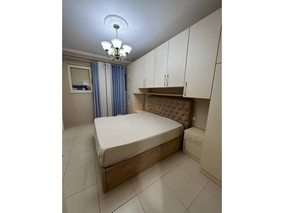 Tirane, jap me qera apartament 2+1+Ballkon Kati 2, 96 m² 450 € (FRESKU)