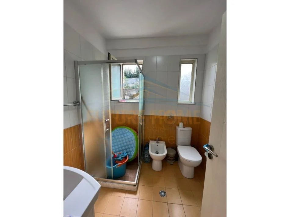 Tirane, jap me qera apartament 2+1+Ballkon Kati 2, 96 m² 450 € (FRESKU)