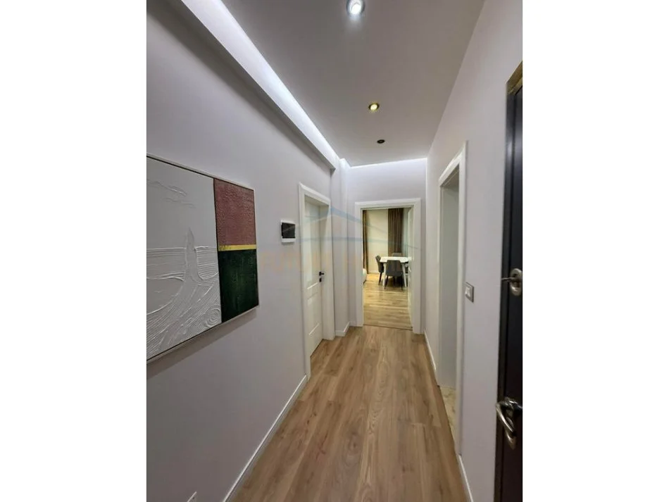 Tirane, shitet apartament 3+1 Kati 1, 117 m² 250.000 € 