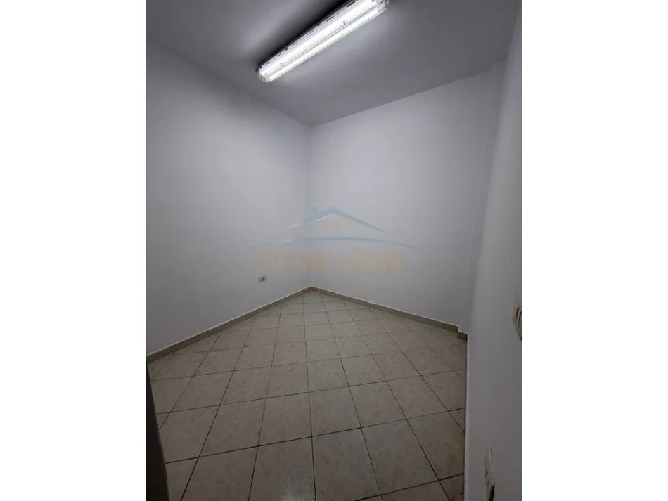Tirane, jepet me qera ambjent biznesi Kati 1, 75 m² 600 € (Gjimnazi "Petro Nini Luarasi")