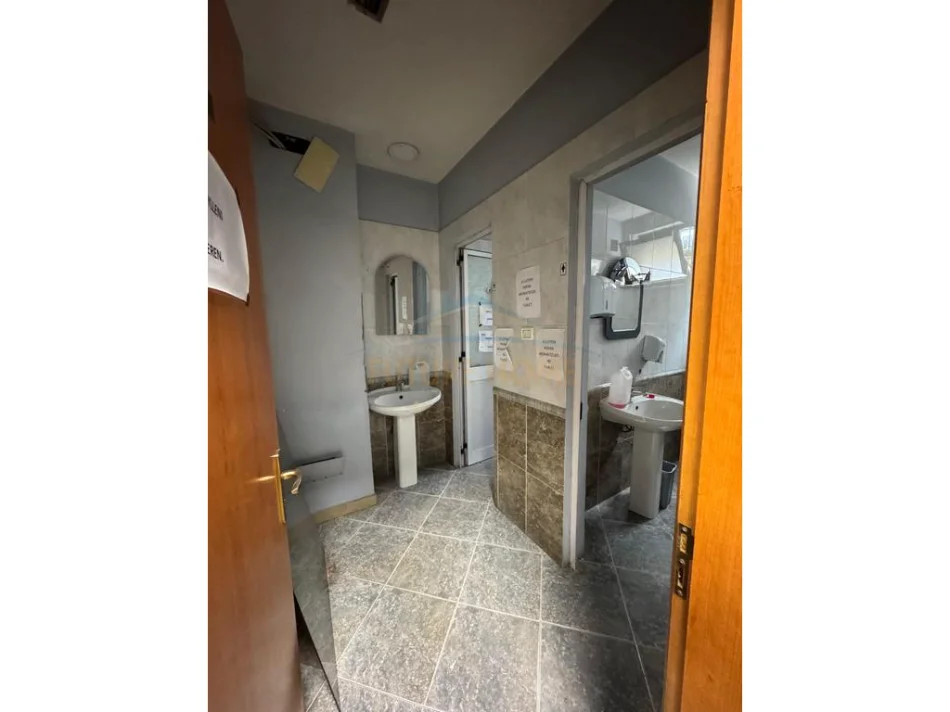 Tirane, jepet me qera ambjent biznesi Kati 1, 158 m² 2.300 € (Rruga Ferit Xhajko, Tiranë.)