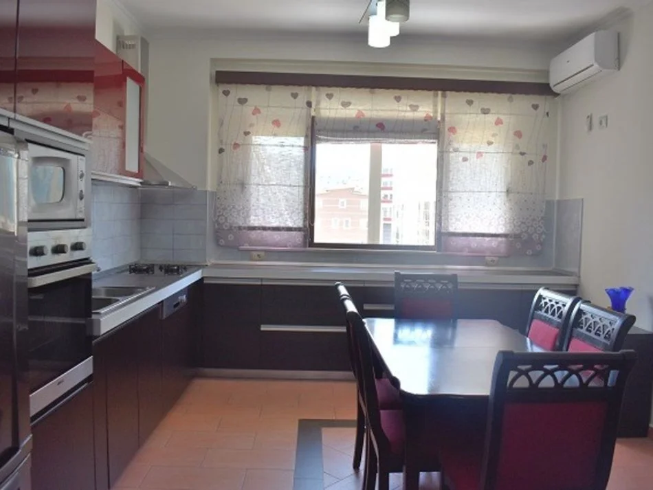 Tirane, jepet me qera apartament 3+1+Ballkon Kati 5, 125 m² 650 € (5 Maji)