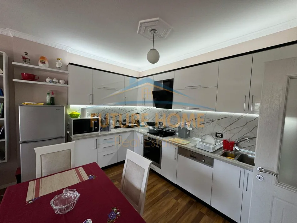 Tirane, jepet me qera apartament 1+1 Kati 6, 67 m² 700 € (rruga e elbasanit)