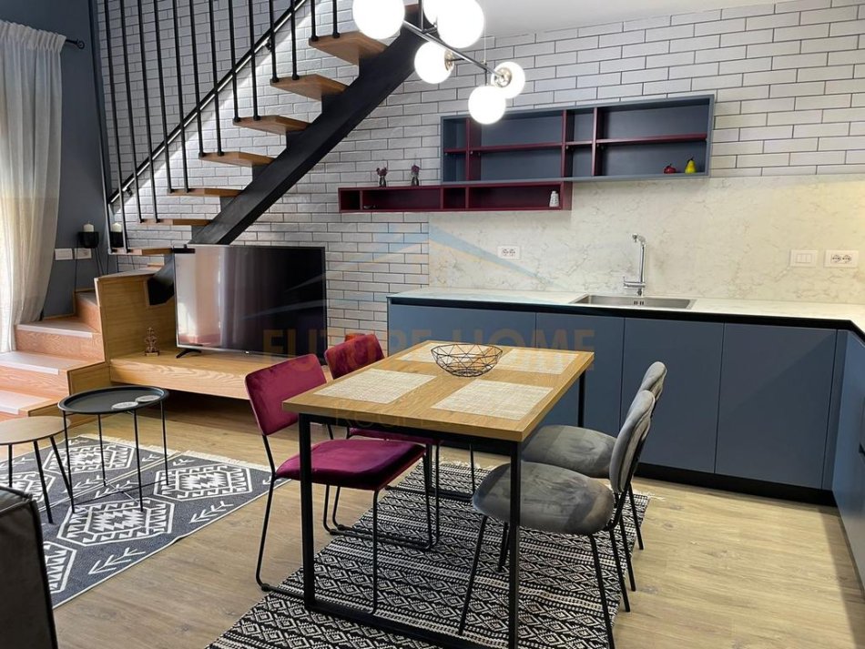 Tirane, jepet me qera apartament duplex 2+1 Kati 3, 90 m² 900 € (Pallati i Brigadave)