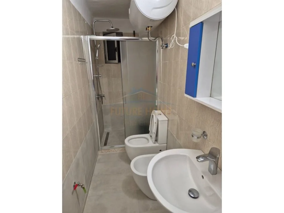 Tirane, jepet me qera apartament 2+1+Ballkon Kati 2, 73 m² (Rruga e Durresit)