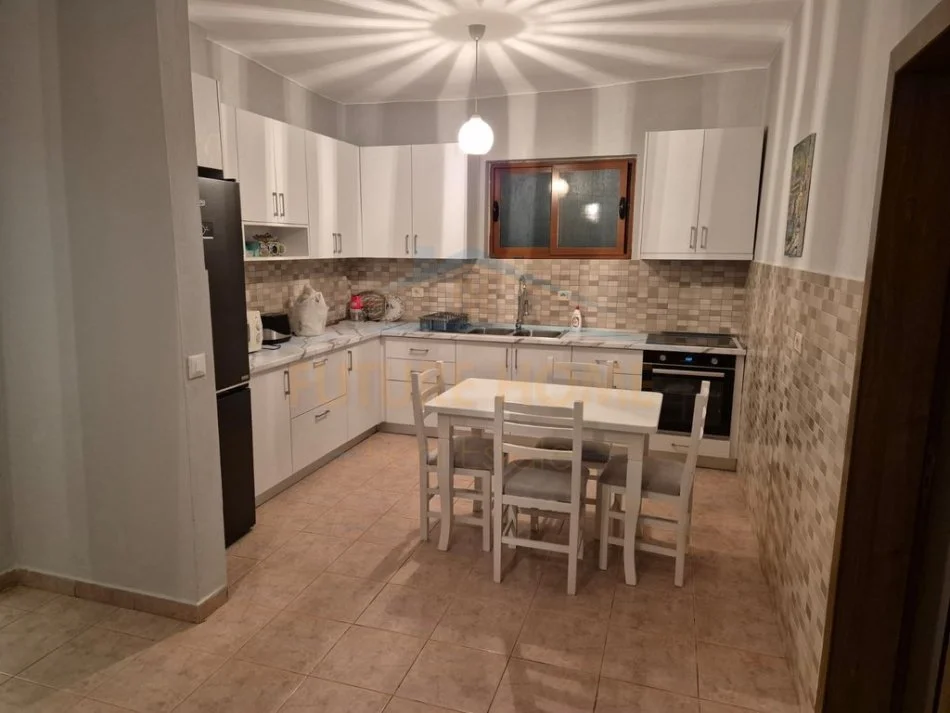 Tirane, jepet me qera apartament 2+1+Ballkon Kati 2, 73 m² (Rruga e Durresit)