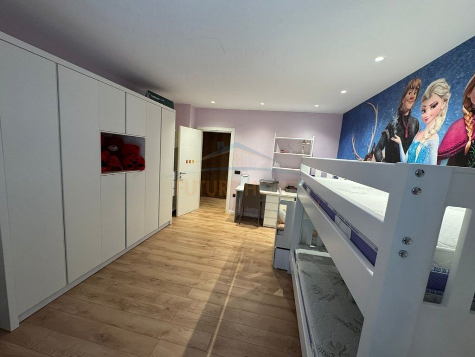 Tirane, jepet me qera apartament 3+1 Kati 5, 108 m² 1.500 € 