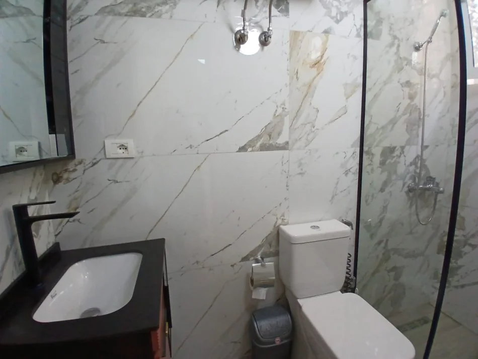 Tirane, jepet me qera apartament 2+1 Kati 1, 80 m² 550 € (rruga Muhamed Gjollesha)