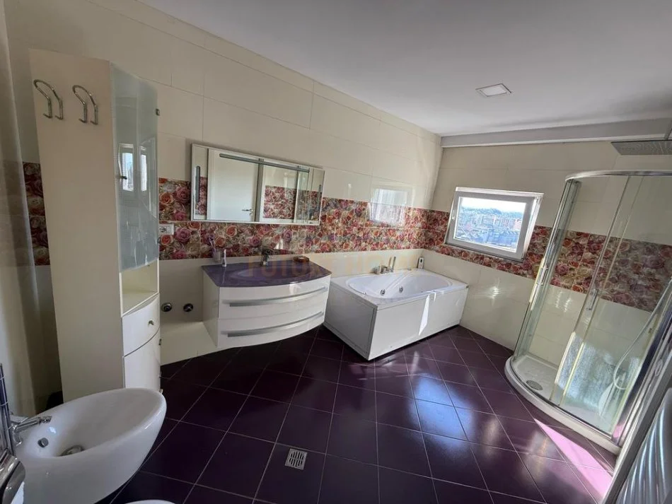 Tirane, shitet Dublex Kati 9, 268 m² (Pallati me Shigjeta)