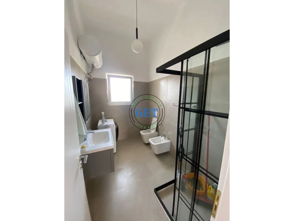 Durres, jepet me qera shtepi 3+1 Kati 0, 130 m² 300 € (Prane "Royal Gas", Durres)