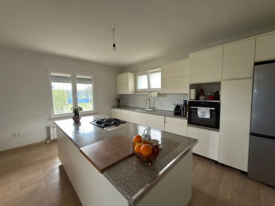 Tirane, shitet Vile 4+1 , 1.260 m² 280.000 € (Preze)