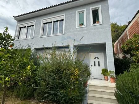 Tirane, shitet shtepi 3+1+Ballkon , 273 m² 220.000 € 