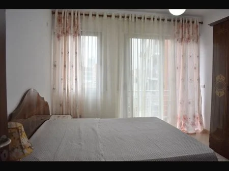 Tirane, jepet me qera apartament 2+1+Ballkon Kati 4, 750 € (Rruga Haxhi Hysen Dalliu)