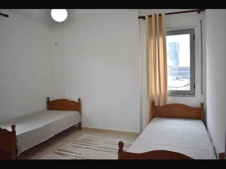 Tirane, jepet me qera apartament 2+1+Ballkon Kati 4, 750 € (Rruga Haxhi Hysen Dalliu)