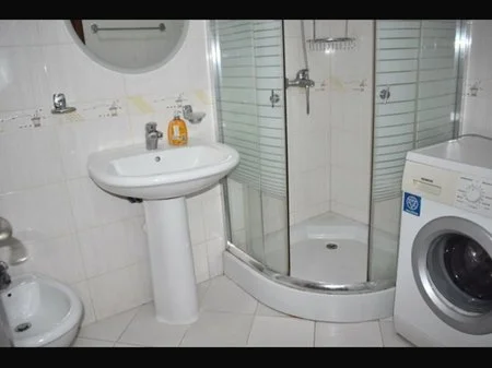 Tirane, jepet me qera apartament 2+1+Ballkon Kati 4, 750 € (Rruga Haxhi Hysen Dalliu)