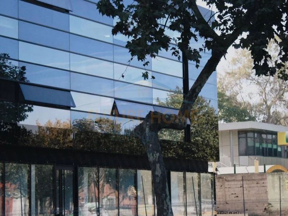 Tirane, jepet me qera ambjent biznesi Kati 0, 122 m² 1.300 €  Rruga e Kavajes, perballe Birra Tirana