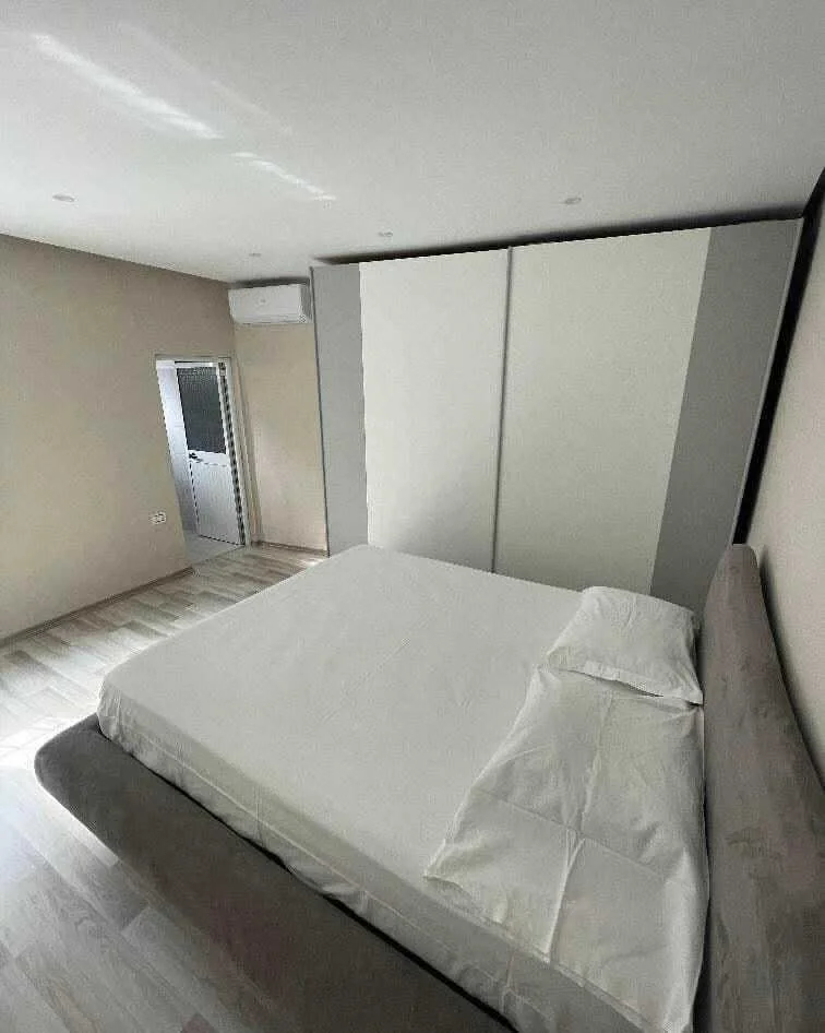 Tirane, jepet me qera shtepi 2+1+Ballkon Kati 1, 125 m² 850 € (SHKOLLA E KUQE PAZARI I RI)