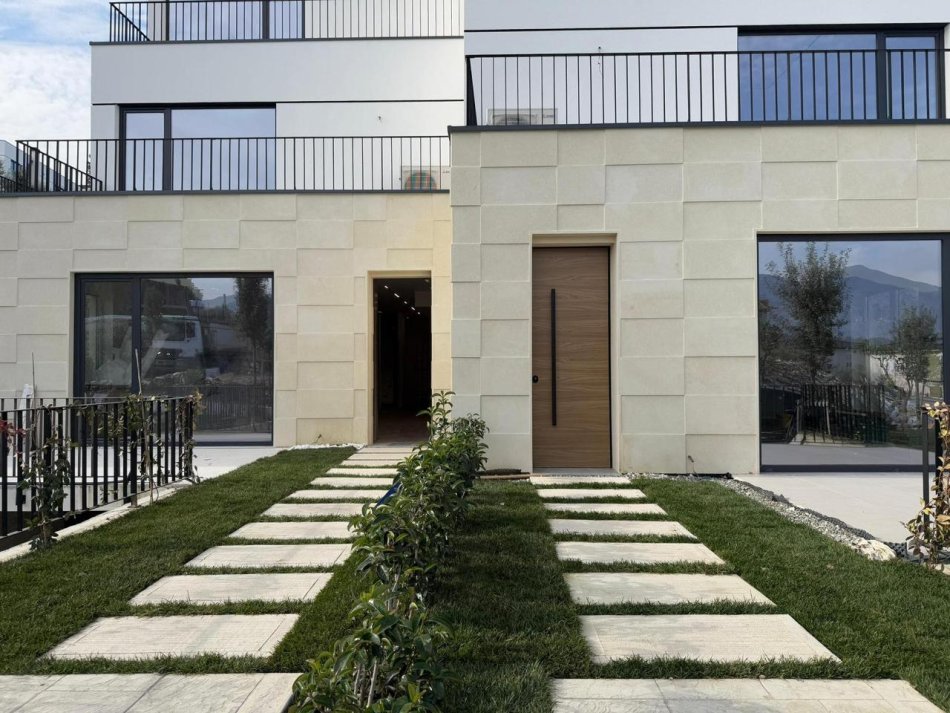 Tirane, jepet me qera Vile 4+1 Kati 1, 800 m² 4.000 € (liqeni i thate)