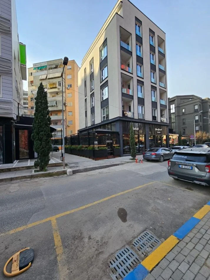 Tirane, jap me qera ambjent biznesi Kati 4, 175 m² (Rruga e Elbasanit)