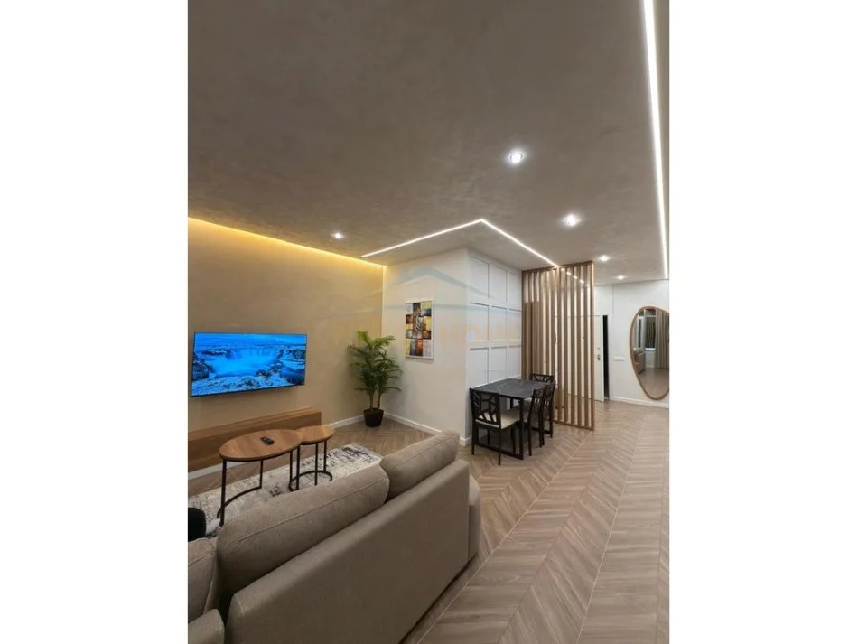 Durres, jepet me qera apartament 2+1 , 1.200 € 