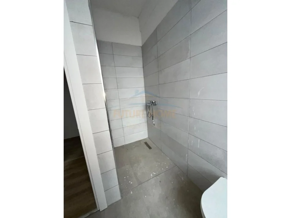 Tirane, shitet apartament 2+1 Kati 1, 106 m² 191.000 € (RRUGA E KAVAJES,PALLATI ME SHIGJETA,KOMPLEKSI HENKE)