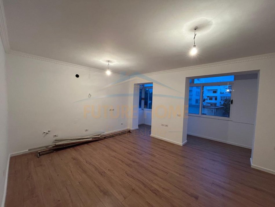 Durres, shes apartament 1+1 Kati 3, 85.000 € (Prane Stadiumit "Niko Dovana" , Durrës)