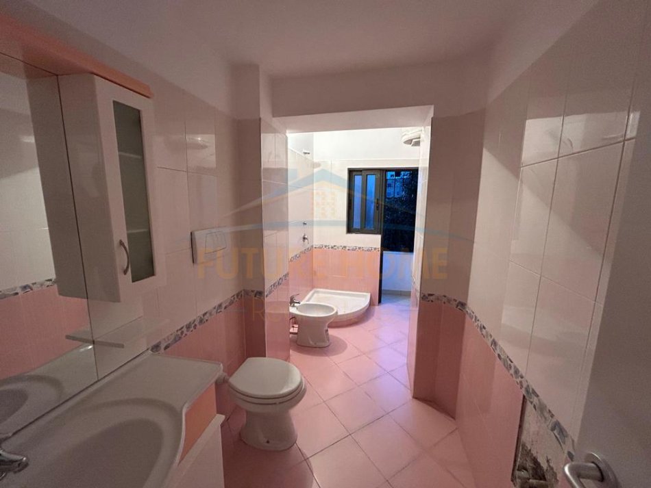 Durres, shes apartament 1+1 Kati 3, 85.000 € (Prane Stadiumit "Niko Dovana" , Durrës)