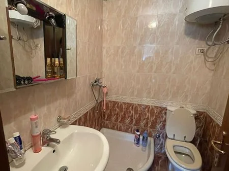 Tirane, jepet me qera apartament 2+1+Ballkon Kati 8, 75 m² 600 € (Shallvaret)