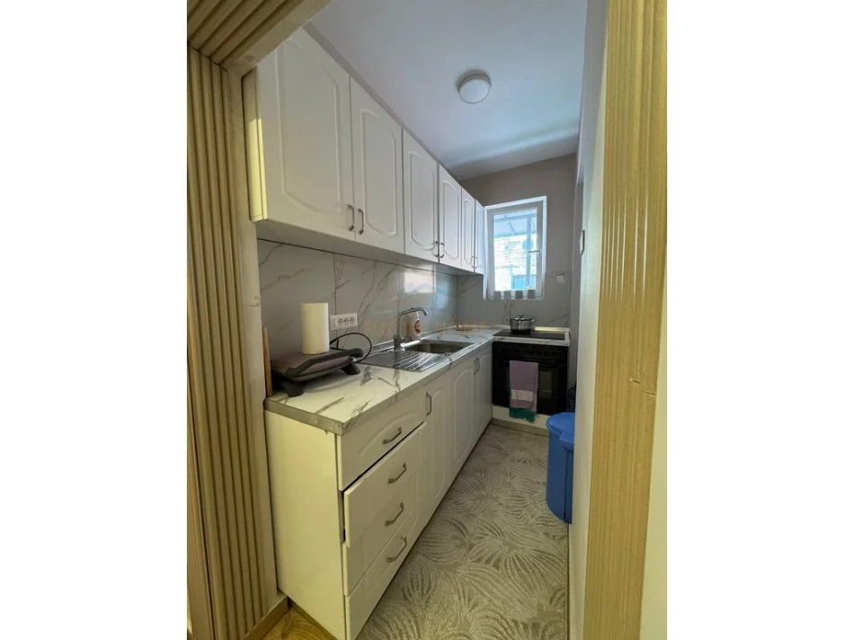 Shitet, Apartament 1+1+ Verande, Kinostudio, Tiranë.