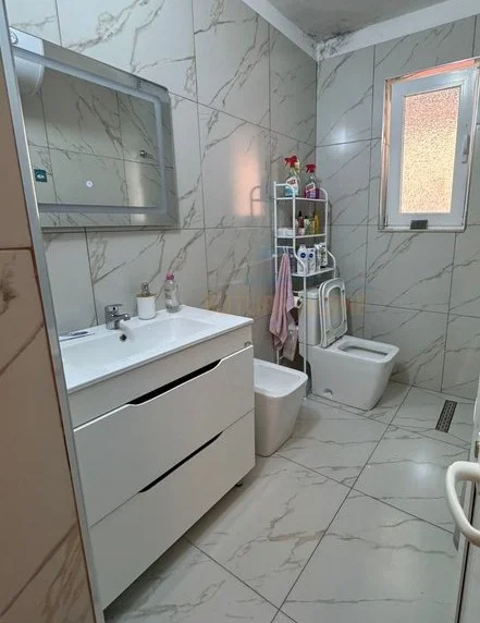 Tirane, shitet apartament 1+1 Kati 2, 44 m² 100.000 € (Kinostudio)