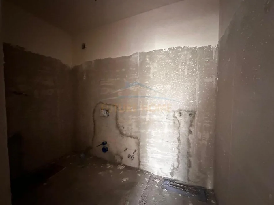 Tirane, shitet apartament 3+1 Kati 3, 166 m² 174.000 € (Paskuqan)