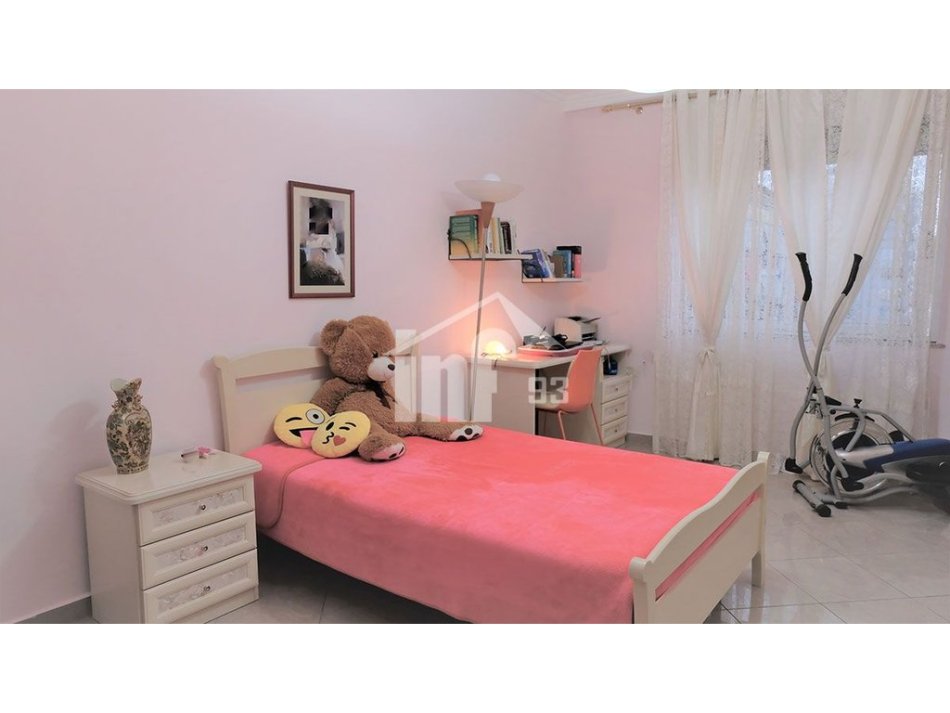 Tirane, jepet me qera apartament 3+1+Ballkon Kati 7, 1.300 m² 1.300 € (NË ZONEN E BLLOKUT, RRUGA “PERLAT REXHEPI”)