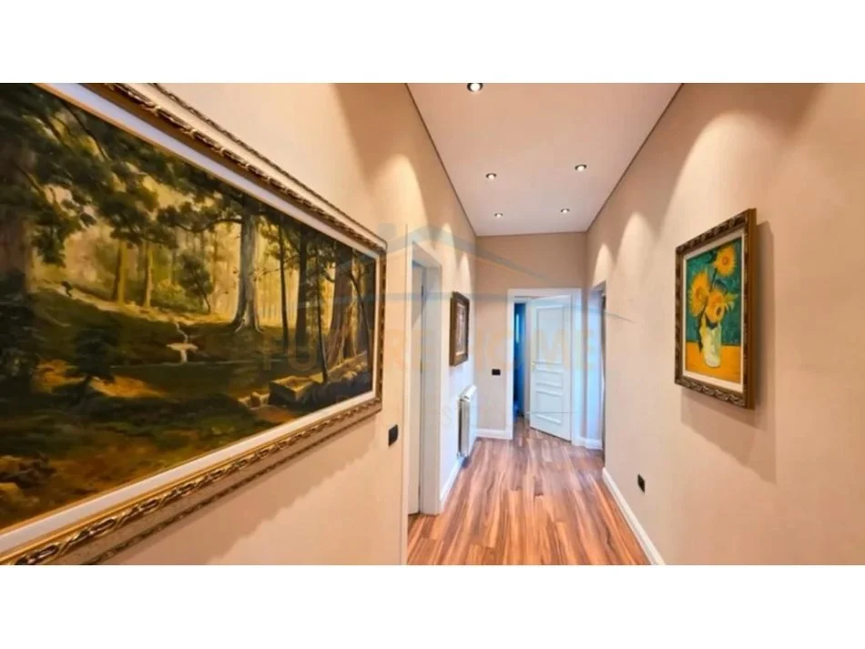 Tirane, shitet Vile , 407 m² 1.100.000 € (Dobresh)