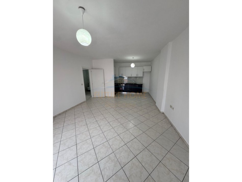 Qera, Apartament 2+1, Laprake, Tiranë 500 €, UNA60719