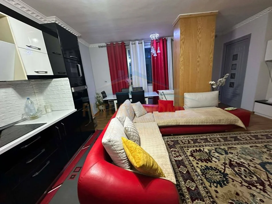 Tirane, jepet me qera apartament 2+1 Kati 3, 110 m² 549 € (prane bar RETURN, ASTIR)