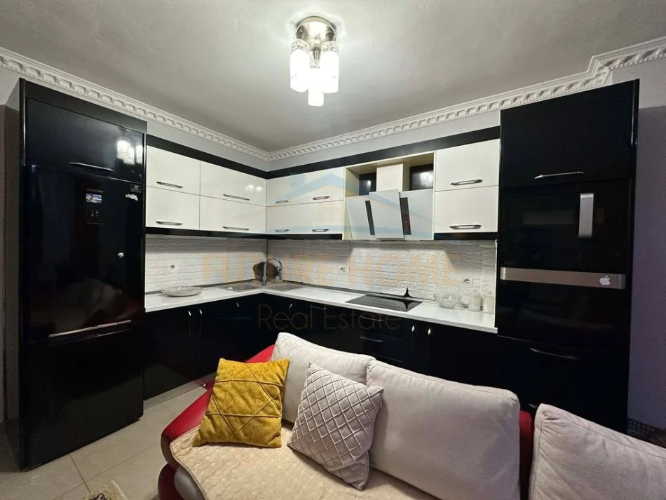 Tirane, jepet me qera apartament 2+1 Kati 3, 114 m² 550 € 