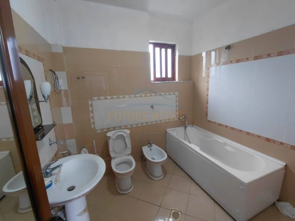 Pogradec, shitet shtepi 2+1+Ballkon Kati 2, 1.601 m² 170.000 € (Vërdovë)