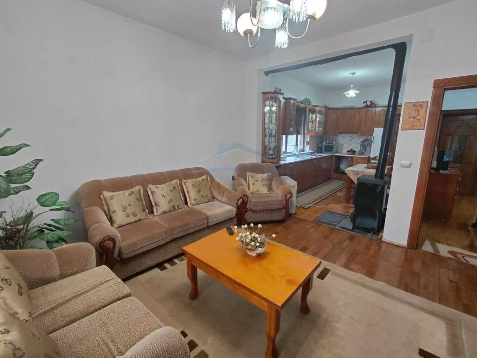 Pogradec, shitet shtepi 2+1+Ballkon Kati 2, 1.601 m² 170.000 € (Vërdovë)