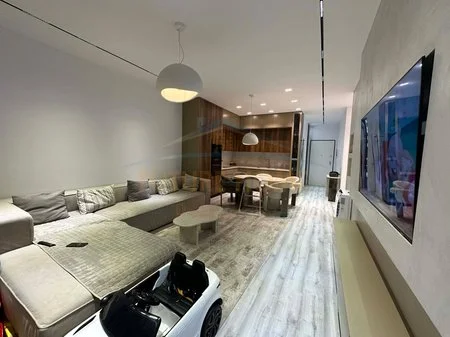 Tirane, shitet apartament 2+1 Kati 7, 100 m² 250.000 € (5 MAJI,QENDRA EMERALD)