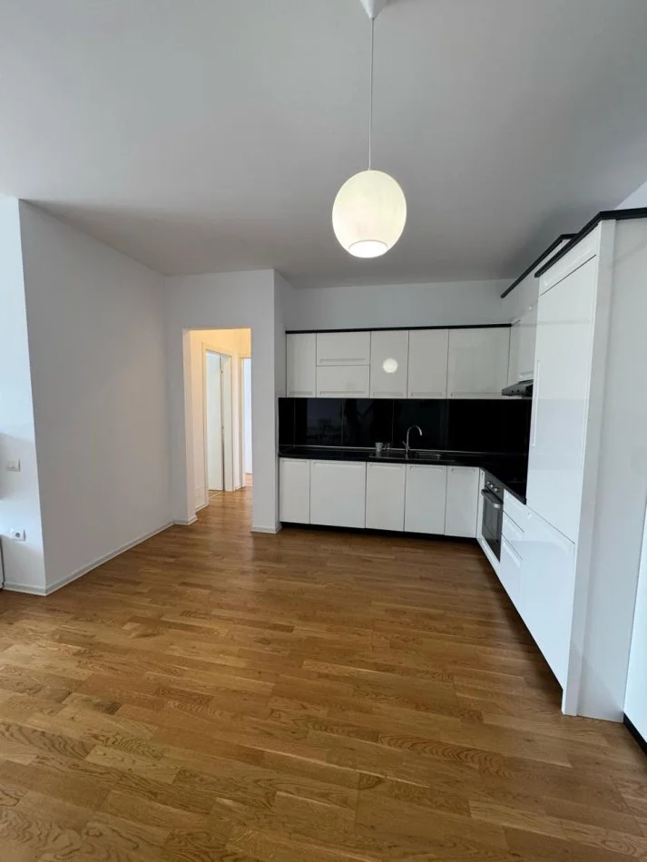 Tirane, jepet me qera apartament 2+1+Ballkon Kati 3, 100 m² 800 € (Selite e vjeter)